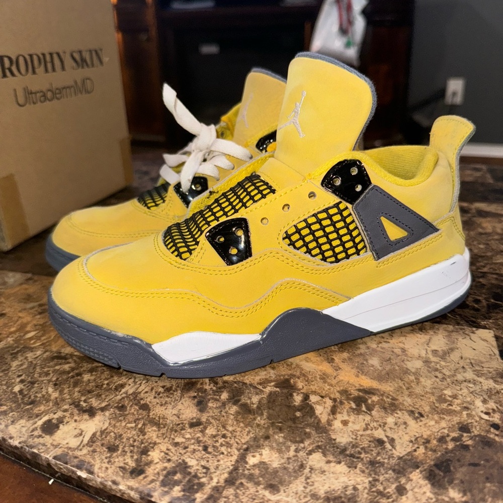 Jordan Yellow lightening forces 3 youth excellent condition.